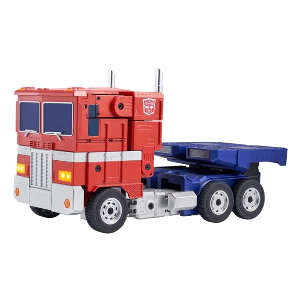 Optimus Prime sous forme de camion à 6 roues avec phares jaunes lumineux