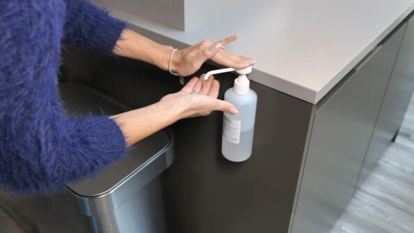 Ruban adhésif peut adhérer et rester sur presque n'importe quelle surface lisse