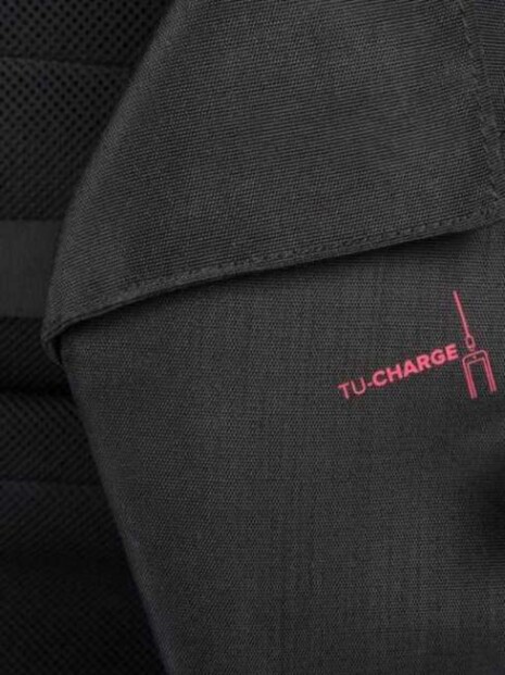 Gros plan sur la pochette pour smartphone avec logo Tu-Charge brodé en rouge