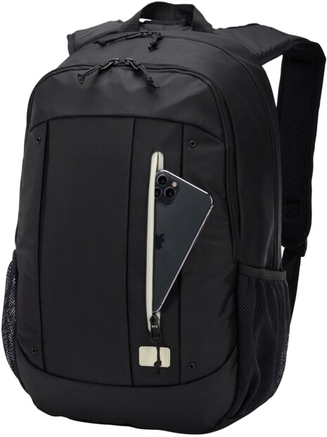 Téléphone portable rangé dans la petite pochette extérieure à l'avant du sac à dos, avec partie supérieure apparente