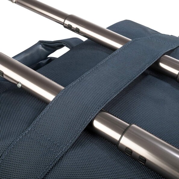 Sangle extérieure de la sacoche Tucano accrochée à la poignée escamotable d'un chariot ou d'une valise