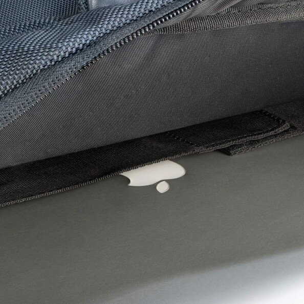 Zoom sur la sangle de maintien intérieur du grand espace de rangement principal entourant un MacBook Apple dans la sacoche matelassée