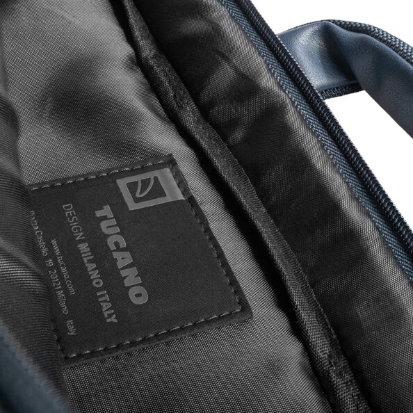 Gros plan sur le logo Tucano made in Italy cousu sur la doublure intérieure de l'étui de protection pour notebook