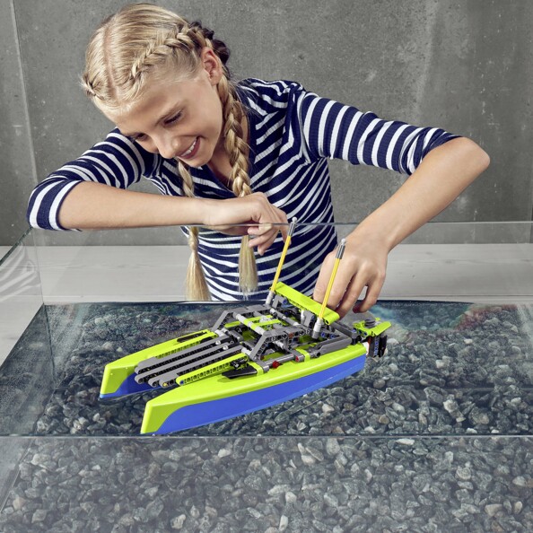 Mise en situation catamaran legoTechnic 42105 flotte sur l'eau