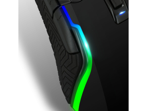 Gros plan sur le caoutchouc nervuré situé sur le côté de la souris gaming pour prise en main et confort optimal avec bande LED RVB et boutons de commande