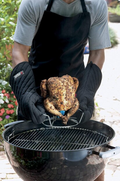 Mise en situation du support de cuisson Weber pour poulet