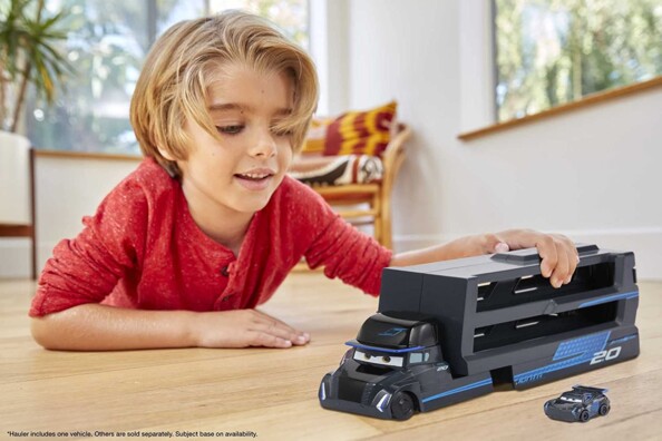 Enfant avec camion de transport de voitures Cars