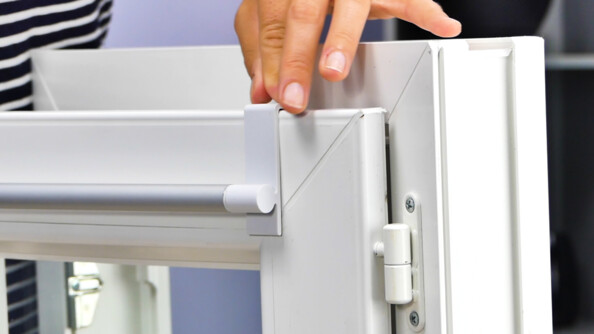 Mise en situation de la tringle à rideau Genius Ideas installé sur une fenêtre d'épaisseur max. 1,5 cm par le biais de ses crochets de fixation