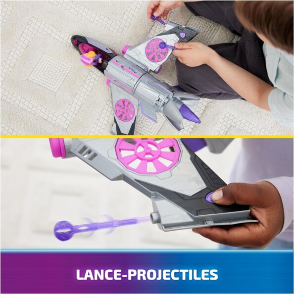 Gros plans sur le lance-projectiles de l'avion activable par pression sur un bouton présent sur chaque aile à côté des hélices