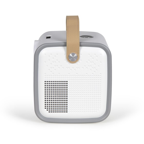 Côté gauche du projecteur vidéo cubique avec haut-parleur intégré, poignée aspect cuir relevée coloris beige et boîtier en plastique ABS blanc avec bords gris arrondis