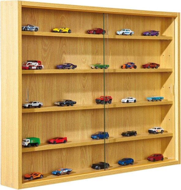 Vitrine d'exposition murale avec 2 vitres en verre et 5 étagères avec 5 voitures de collection miniatures posées sur chacune d'elles