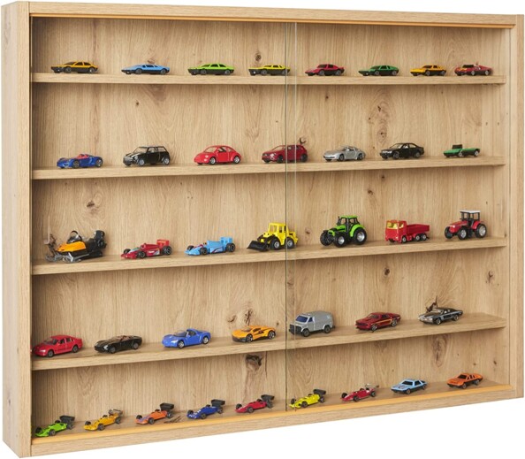 Mise en situation de la vitrine murale imitation bois de chêne avec modèles réduits de voitures colorées posées en range sur les 5 étagères du meuble et protégées par deux vitres en verre coulissantes