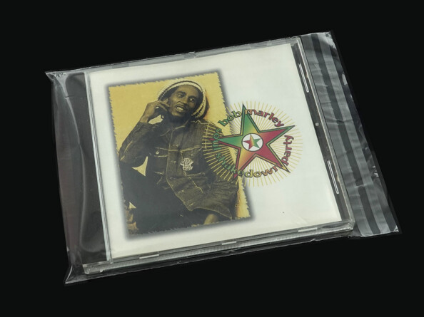 Boîtier d'un CD de Bob Marley glissé dans une pochette de protection avec rabat autocollant ouvert