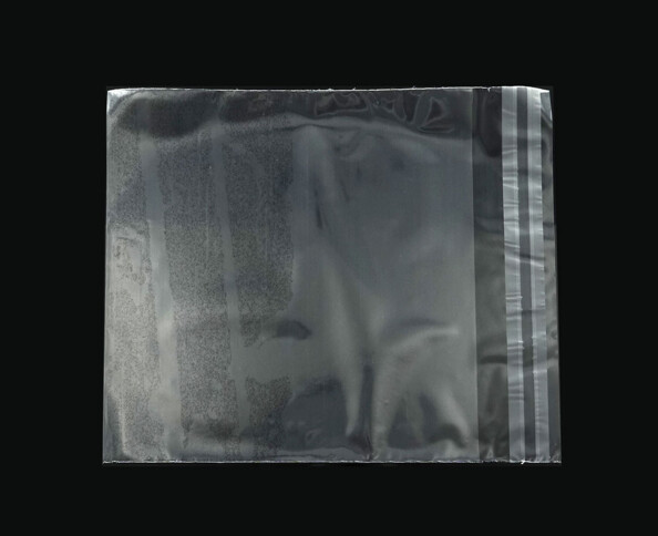 Sachet plastique transparent refermable pour jaquette de CD sur fond noir