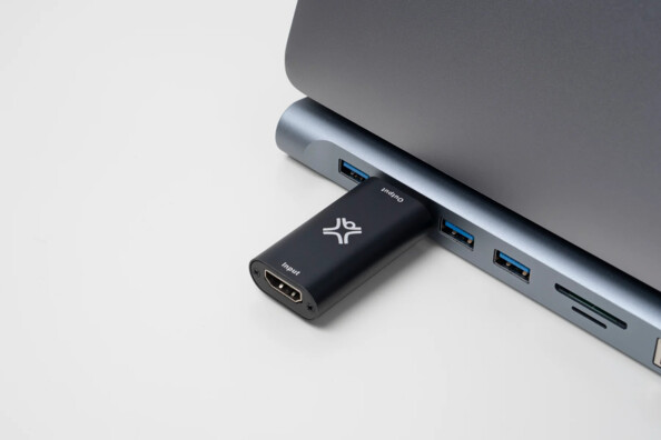 Branchement de l'adaptateur USB-A mâle vers HDMI femelle à un port USB d'un PC portable
