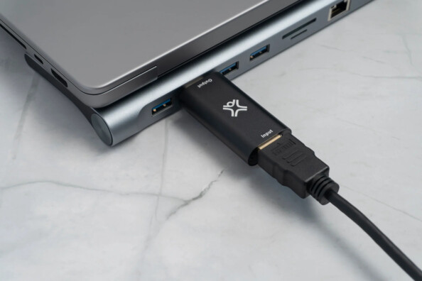 Mise en situation du branchement d'un câble HDMI au port HDMI d'un clé USB-A branchée à un périphérique