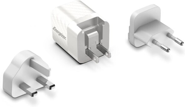 Vue arrière des connecteurs secteur amovibles pour Europe, États-Unis et Royaume-Uni dont l'un est installé sur le chargeur rapide coloris blanc