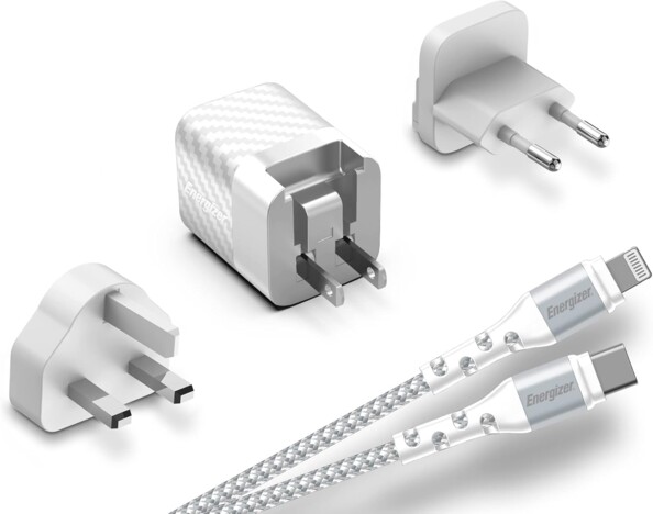 Vue arrière des connecteurs secteur amovibles pour Europe, États-Unis et Royaume-Uni dont l'un est installé sur le chargeur rapide coloris blanc avec câble USB-C vers Lightning