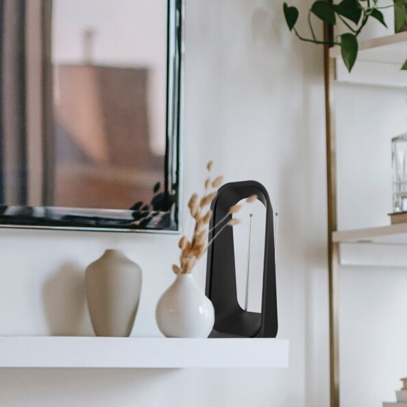 Mise en situation du récepteur TNT et radio FM/DAB sur une étagère invisible en intérieur à côté de décorations minimalistes