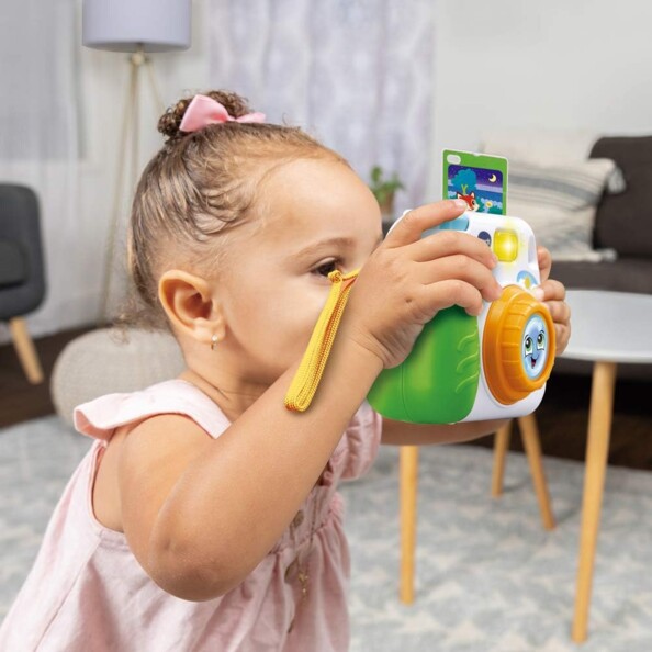 Petite fille utilise l'appareil Insta-Magic de Vtech
