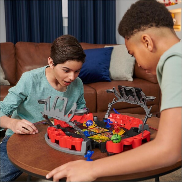 deux enfants jouent avec l'arène de combat Bakugan