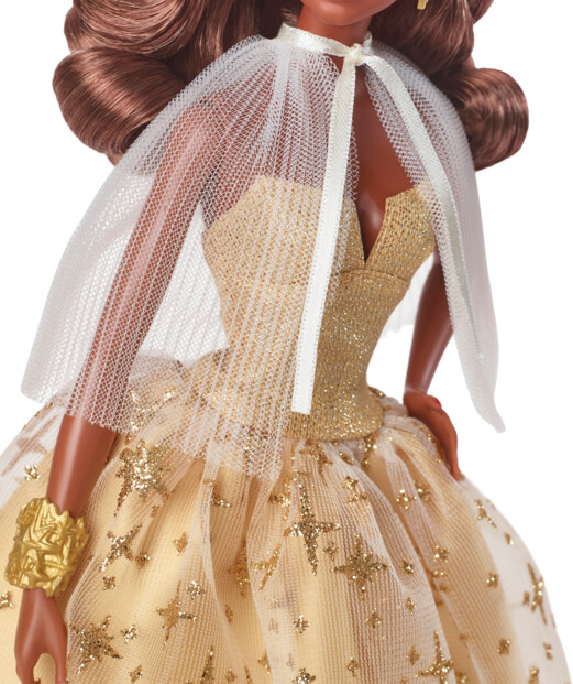 Barbie Joyeut Noël avec robe de soirée dorée satinée et cape plissée transparente