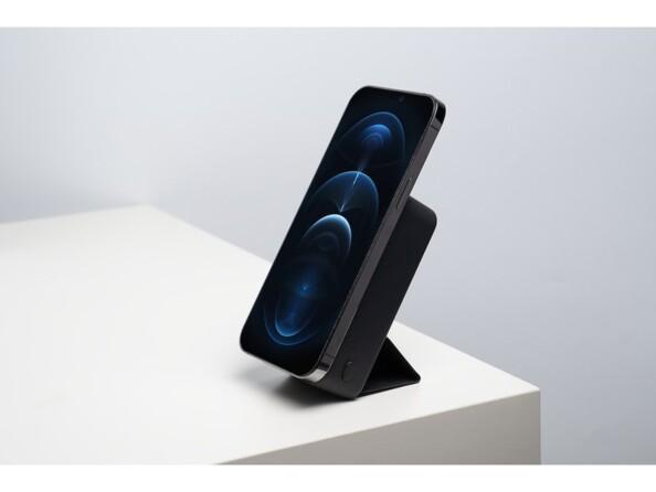 Chargement sans fil en cours d'un téléphone avec animation de chargement à la verticale via le support pliable intégré à la powerbank