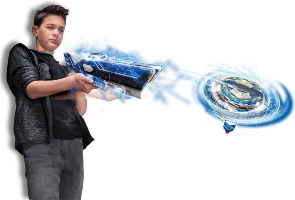 Enfant lance une toupie Spinner Mad avec son blaster