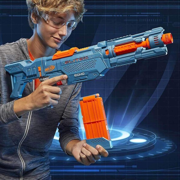 Enfant introduit chargeur 10 flèchettes dans Nerf Echo CS-10