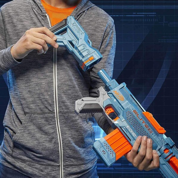 Enfant fixe la crosse amovible à son Nerf Elite 2.0 Echo CS-10