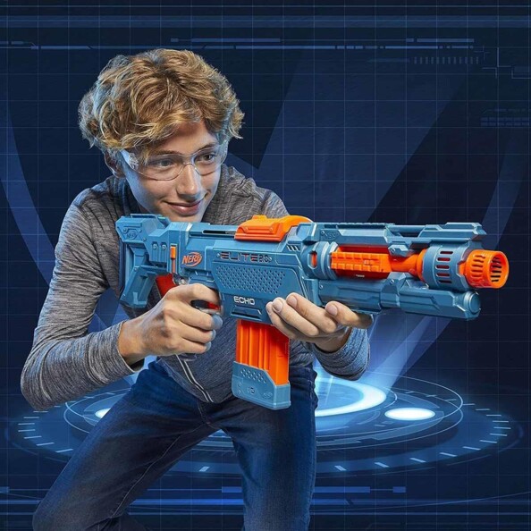 Enfant avec pistolet Nerf Elite par Hasbro