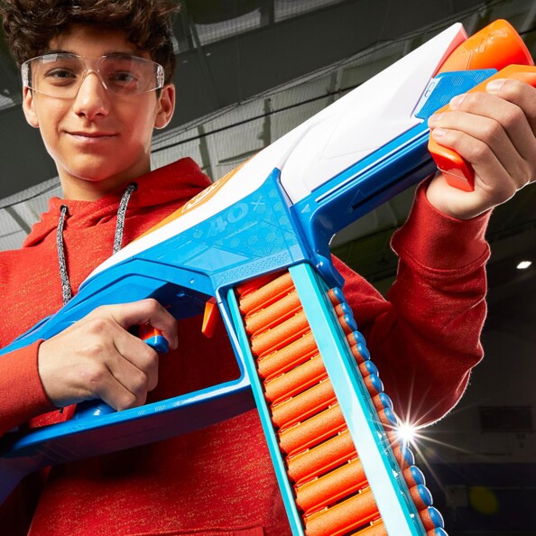 Garçon avec Nerf Infinite haute capacité