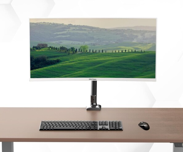 Mise en situation du support articulé sur un écran d'ordinateur dans un setup minimaliste