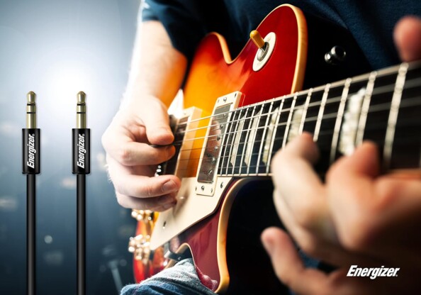 Mise en situation du câble jack Energizer à côté d'un homme jouant de la guitare sur scène