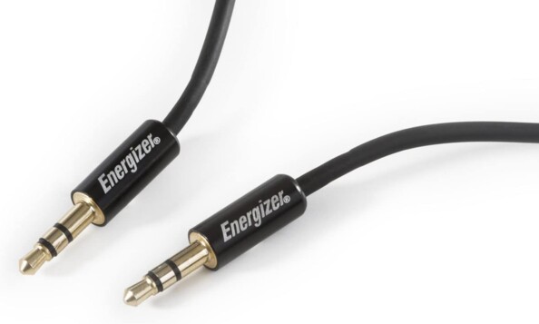 Zoom sur les connecteurs en aluminium plaqué or du câble flexible noir jack 3,5 mm de la marque Energizer
