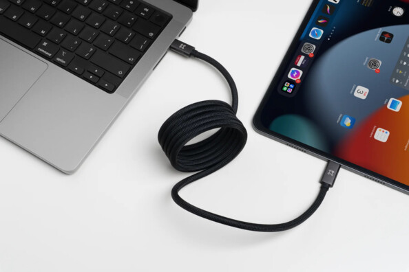 Connexion d'une tablette type iPad à un MacBook via un câble USB-C à enroulement magnétique coloris noir
