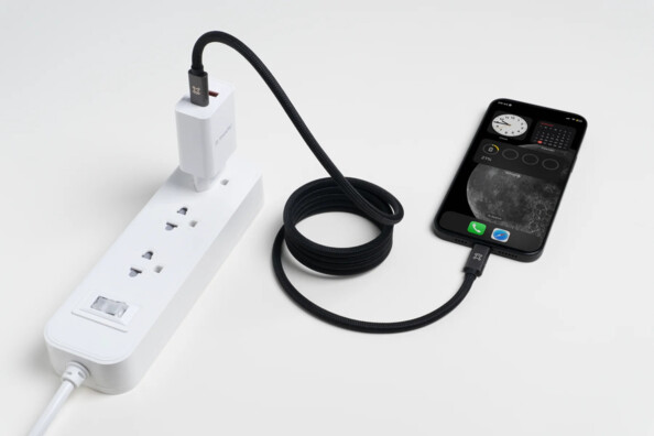 Chargement d'un iPhone via une multiprise, un adaptateur secteur USB et un câble de charge rapide USB-C 240 W aimanté