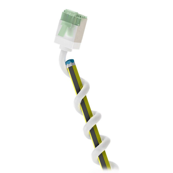 Câble LAN RJ45 flexible enroulé autour d'un crayon de papier