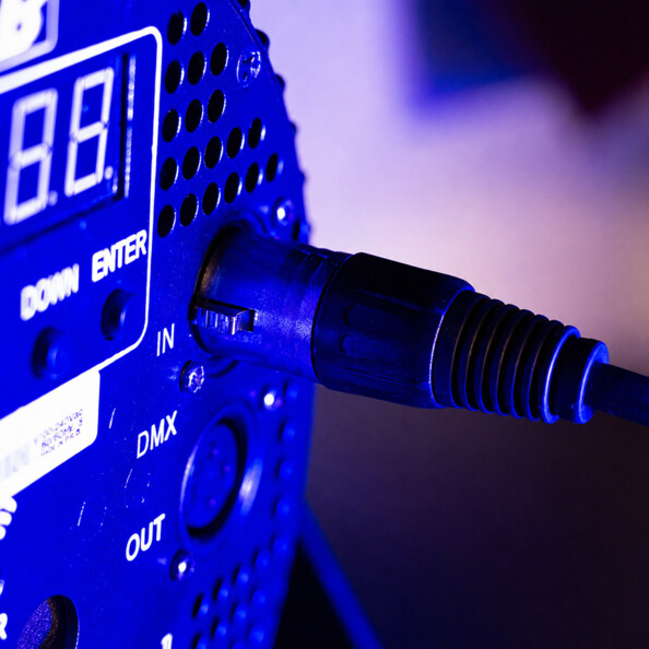 Connecteur XLR branché dans une entrée DMX d’un appareil d’éclairage scénique