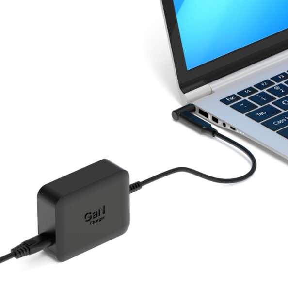 Mise en situation du chargement d'un PC portable Windows par prise d'alimentation DC et adaptateur secteur GaN compatible coloris noir