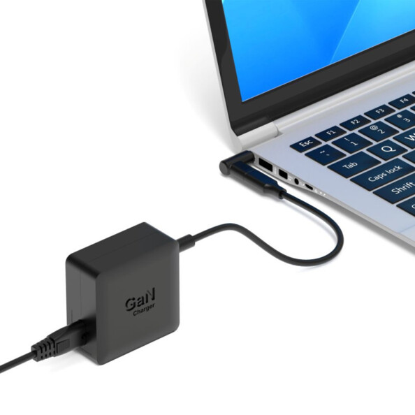 Mise en situation du chargement d'un PC portable Windows par prise d'alimentation DC et adaptateur secteur GaN compatible coloris noir
