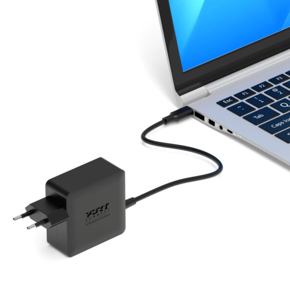 Bloc d'alimentation secteur CEE 7/16 vers USB-C branché au port USB-C d'un MacBook ouvert et allumé par le biais de son câble USB-C 1,5 m fixe