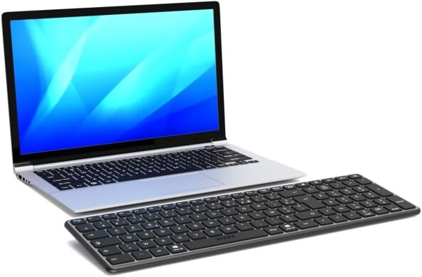 Mise en situation du clavier Port Connect connecté à un PC portable sous Windows