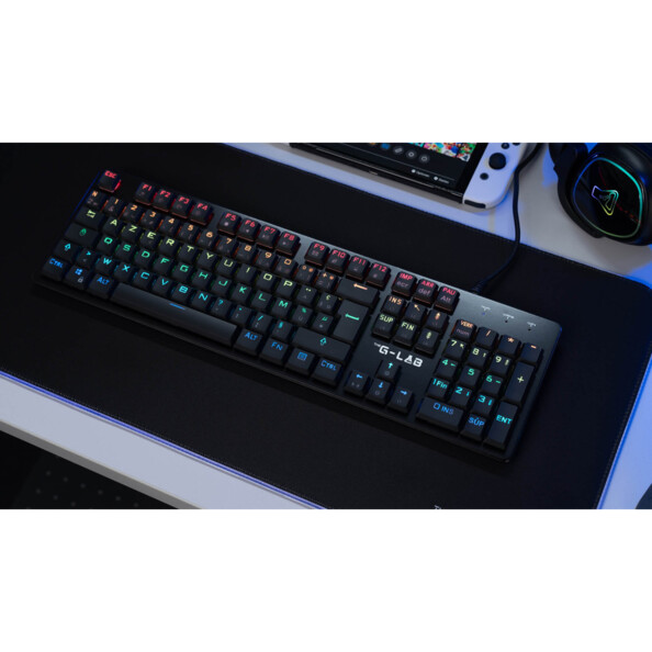 Vue du dessus de biais sur le clavier gaming filaire AZERTY The G-Lab coloris noir installé sur un tapis de souris XL