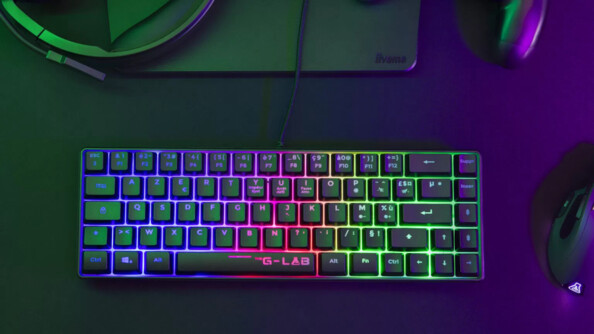 Mise en situation du clavier semi-mécanique à membrane AZERTY installé dans un setup gaming avec rétroéclairage LED RVB personnalisable