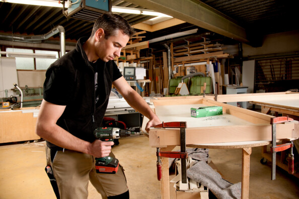 Menuisier utilise la Perceuse-visseuse Metabo BS 18 LT