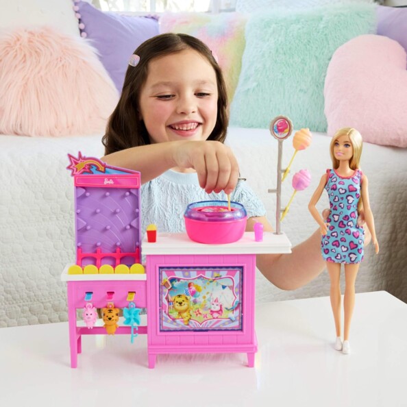 Fille s'amuse avec Barbie et son stand de barbe à papa