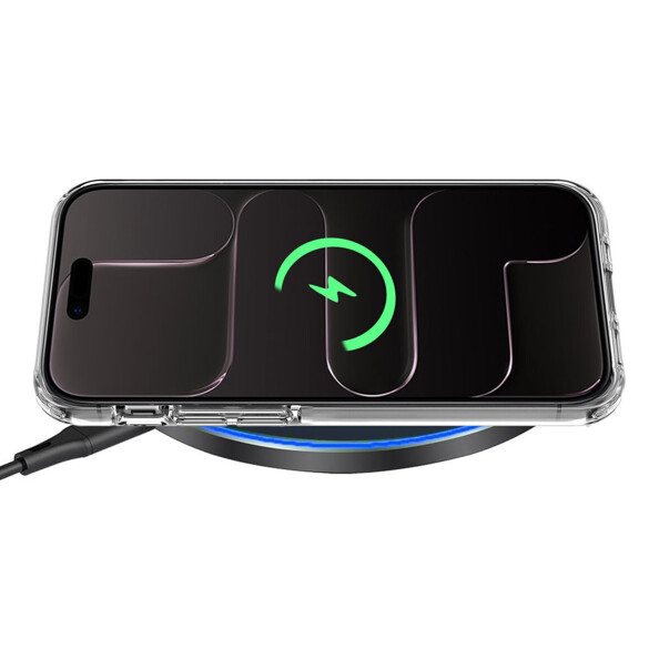 Chargement sans fil d'un iPhone avec coque MagSafe en cours sur une station de chargement à induction