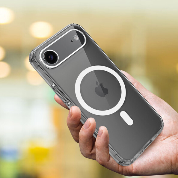 iPhone 17 Air noir avec étui de protection transparent tenu en main par une personne en extérieur