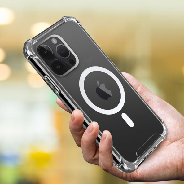 iPhone 14 Pro noir avec étui de protection transparent tenu en main par une personne en extérieur